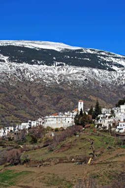 Köy ve kar genel görünümünü dağlar, Capileira, Las Alpujarras, Granada ili, Endülüs, İspanya, Batı Avrupa Turu.