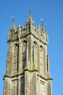 High Street, Glastonbury, Somerset, İngiltere, Avrupa boyunca Vaftizci Yahya kilise kulesi.