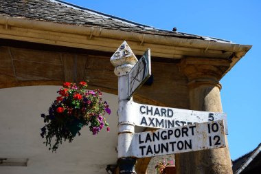 Doğu Caddesi boyunca, İlminster, Somerset, İngiltere ve Avrupa 'daki pazar yerinde hedef tabelası.