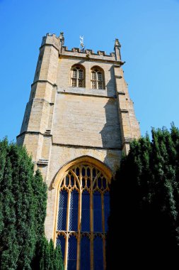 Kilise Caddesi, Martock, Somerset, İngiltere ve Avrupa 'daki All Saints kilise kulesinin görüntüsü, 