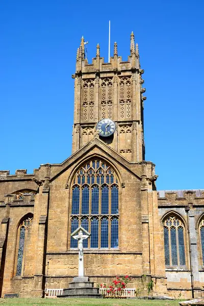 Şehir merkezindeki St. Marys Minster Kilisesi 'nin ön planında savaş anıtı ve haç, Ilminster, Somerset, İngiltere, Avrupa