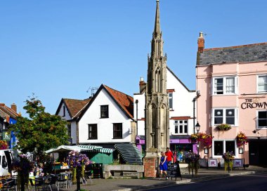 GLASTONBURY, İngiltere - 05 Eylül 2023 - Kasaba merkezindeki Pazar Yeri, Glastonbury, Somerset, İngiltere, Avrupa, Eylül 05, 2023.