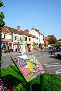 GLASTONBURY, İngiltere - 05 Eylül 2023 - Magdalene Caddesi boyunca uzanan Glastonbury Yolu bilgi tabelası, arkasında kasaba dükkanları, Glastonbury, Somerset, İngiltere, Avrupa, Eylül 05, 2023.