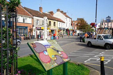 GLASTONBURY, İngiltere - 05 Eylül 2023 - Magdalene Caddesi boyunca uzanan Glastonbury Yolu bilgi tabelası, arkasında kasaba dükkanları, Glastonbury, Somerset, İngiltere, Avrupa, Eylül 05, 2023.