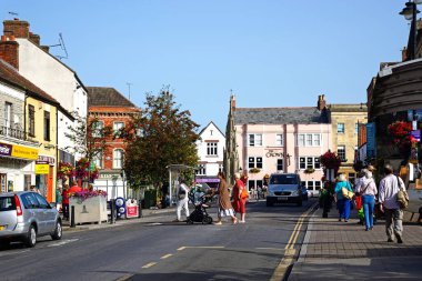 GLASTONBURY, İngiltere - 05 Eylül 2023 - Magdalene Caddesi boyunca Market Cross, Glastonbury, Somerset, İngiltere, Avrupa, Eylül 05, 2023.