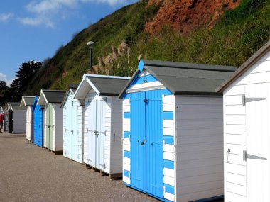 SEATON, İngiltere - 02 Eylül 2023 - Gezinti güvertesi boyunca sıralanmış boyalı plaj kulübeleri, Seaton, Devon, İngiltere, Avrupa, 02 Eylül 2023.