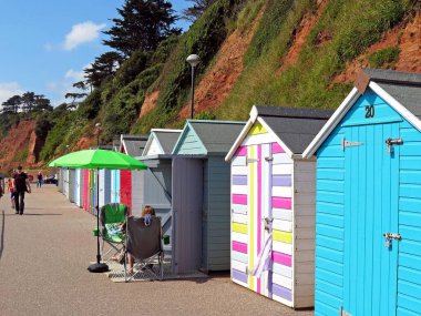 SEATON, İngiltere - 02 Eylül 2023 - Gezinti alanı boyunca turistlerin seti, Seaton, Devon, İngiltere, Avrupa, 02 Eylül 2023.