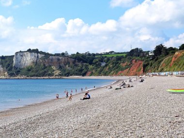 SEATON, İngiltere - 02 Eylül 2023 - Jurassic uçurumları arkada, Seaton, Devon, İngiltere, Avrupa, 02 Eylül 2023.