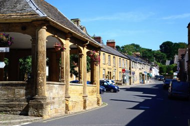 ILMINSTER, İngiltere - Eylül 04, 2023 - Kasaba merkezindeki East Street boyunca Market House 'un görüntüsü, Ilminster, Somerset, İngiltere, Avrupa, Eylül 04, 2023.