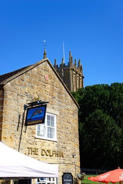 ILMINSTER, İngiltere - Eylül 04, 2023 - Kasaba merkezindeki Silver Caddesi boyunca uzanan Dolphin Inn 'in ön manzarası, arka taraftaki minster kulenin tepesi, Ilminster, Somerset, İngiltere, Avrupa, Eylül 04, 2023.