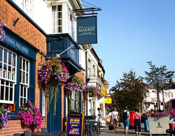 GLASTONBURY, İngiltere - 05 Eylül 2023 - The Market House pub and shop along the Magdalene Street in the old town, Glastonbury, Somerset, İngiltere, Avrupa, 05 Eylül 2023.