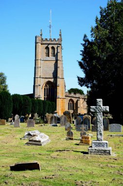MARTOCK, İngiltere - Eylül 04, 2023 - All Saints kilise kulesi ve mezarlığı, Martock, Somerset, İngiltere, Avrupa, Eylül 04, 2023.