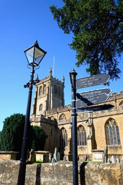 MARTOCK, İngiltere - Eylül 04, 2023 - Kilise Caddesi boyunca Azizler Kilisesi 'nin ön planda Martock, Somerset, İngiltere, Avrupa, Eylül 04, 2023.