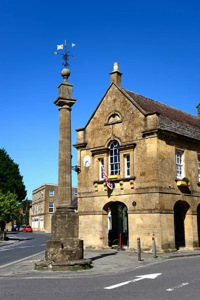 MARTOCK, İngiltere - SEPTEMBER 04, 2023 - Martock şehir merkezi boyunca kilise caddesi boyunca Martock belediye binasının görüntüsü, Martock, Somerset, İngiltere, Avrupa, Eylül 04, 2023.