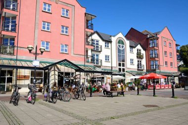EXETER, UK - 22 AĞUSTOS 2023 - 22 Ağustos 2023 'te Piazza Terracina' daki bisiklet durağında, turistler kaldırım kafelerinde dinlenirken, Exeter, Devon, 22 Ağustos 2023.