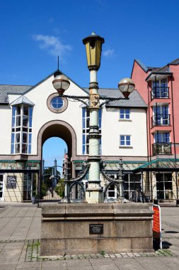 EXETER, UK - 22 AĞUSTOS 2023 - Piazza Terracina 'daki eski sokak lambası arkasında binalar, Exeter, Devon, 22 Ağustos 2023.