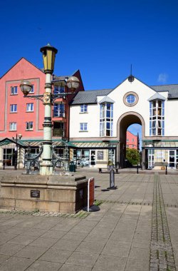 EXETER, UK - 22 AĞUSTOS 2023 - Piazza Terracina 'daki eski sokak lambası arkasında binalar, Exeter, Devon, 22 Ağustos 2023.