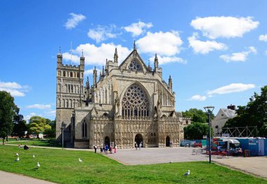 EXETER, UK - 22 AUGust 2023 - Essex 'teki Saint Peter Katedrali' nin (Katedral Kilisesi) ön manzarası, Exeter, Devon, İngiltere, Avrupa, 22 Ağustos 2023.
