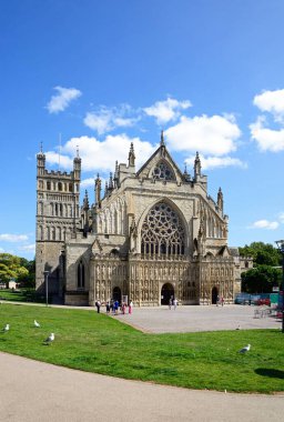 EXETER, UK - 22 AUGust 2023 - Essex 'teki Saint Peter Katedrali' nin (Katedral Kilisesi) ön manzarası, Exeter, Devon, İngiltere, Avrupa, 22 Ağustos 2023.