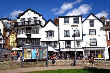 EXETER, UK - 22 AĞUSTOS 2023 - Katedral Close 'daki Mols ve diğer binaların ön planı, Exeter, Devon, İngiltere, Avrupa, 22 Ağustos 2023.