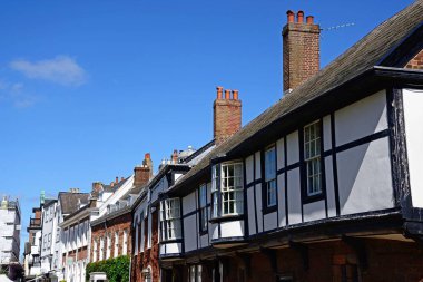 EXETER, UK - 22 AĞUSTOS 2023 - Şehir merkezi, Exeter, Devon, İngiltere, Avrupa, 22 Ağustos 2023 'teki Katedral Kapısı boyunca Mols da dahil olmak üzere geleneksel binalar.