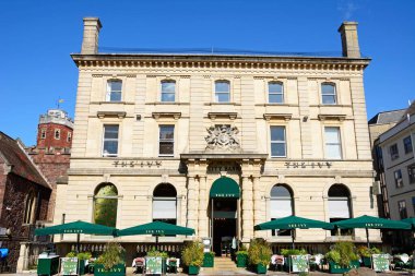 EXETER, UK - 22 AĞUSTOS 2023 - Şehir merkezindeki Katedral Yard boyunca The Ivy Bistro 'nun ön görüntüsü, Exeter, Devon, İngiltere, Avrupa, 22 Ağustos 2023.