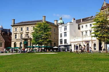 EXETER, UK - 22 AĞUSTOS 2023 - The Ivy Bistro ve şehir merkezindeki Katedral Yard boyunca uzanan diğer binaların ön görüntüsü, Exeter, Devon, UK, Europe, 22 Ağustos 2023.