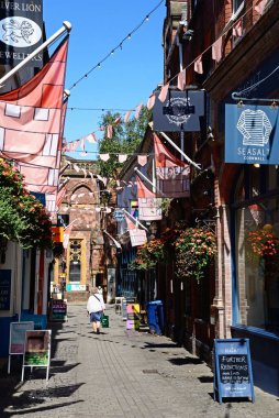 EXETER, UK - 22 AĞUSTOS 2023 - Gandy Caddesi boyunca yürüyen insanlar, Royal Albert Memorial Müzesi ve Sanat Galerisi 'nin bir kısmıyla 22 Ağustos 2023' te sıralandı..