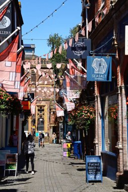 EXETER, UK - 22 AĞUSTOS 2023 - Gandy Caddesi boyunca yürüyen insanlar, Royal Albert Memorial Müzesi ve Sanat Galerisi 'nin bir kısmıyla 22 Ağustos 2023' te sıralandı..