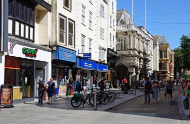 EXETER, UK - 22 AĞUSTOS 2023 - Londra 'nın merkezindeki Guildhall ile alışveriş caddesi boyunca Exeter, Devon, İngiltere, Avrupa, 22 Ağustos 2023.