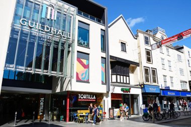 EXETER, UK - 22 AĞUSTOS 2023 - Guildhall Alışveriş Merkezi ve şehir merkezindeki diğer dükkanlar, Exeter, Devon, İngiltere, Avrupa, 22 Ağustos 2023.