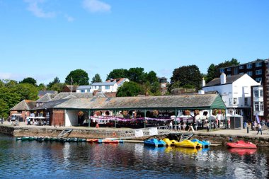 EXETER, UK - 22 AĞUSTOS 2023 - Doğu Rıhtımı boyunca mağazaları ve restoranları bulunan River Exe 'ye demirlemiş sandallar ve pedallar, Exeter, Devon, İngiltere, Avrupa, 22 Ağustos 2023.