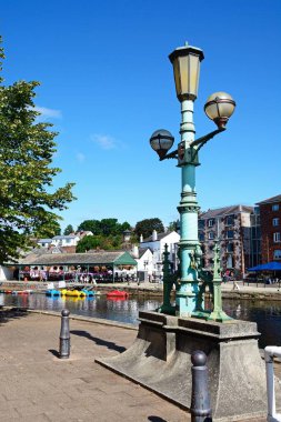 EXETER, UK - 22 AĞUSTOS 2023 - Nehir kıyısı boyunca eski usul sokak lambası, Exe Nehri boyunca East Quay, Exeter, Devon, İngiltere, Avrupa, 22 Ağustos 2023.