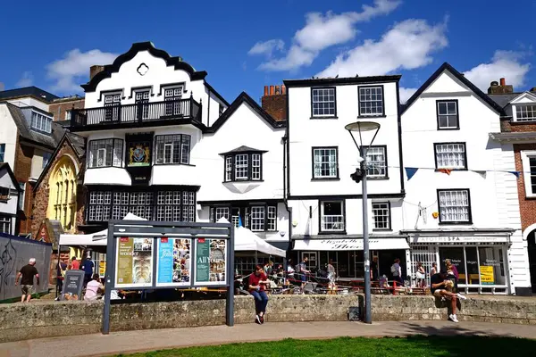 EXETER, UK - 22 AĞUSTOS 2023 - Katedral Close 'daki Mols ve diğer binaların ön planı, Exeter, Devon, İngiltere, Avrupa, 22 Ağustos 2023.