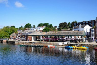 EXETER, UK - 22 AĞUSTOS 2023 - Doğu Rıhtımı boyunca mağazaları ve restoranları bulunan River Exe 'ye demirlemiş sandallar ve pedallar, Exeter, Devon, İngiltere, Avrupa, 22 Ağustos 2023.