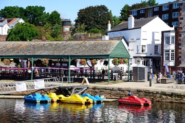 EXETER, UK - 22 AĞUSTOS 2023 - Doğu İskelesi boyunca mağazaları ve restoranları bulunan Pedalos, Exeter, Devon, İngiltere, Avrupa, 22 Ağustos 2023.