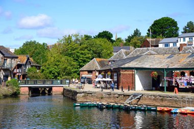 EXETER, UK - 22 AĞUSTOS 2023 - Exe Nehri 'nin karşısındaki East Quay, Exeter, Devon, İngiltere, Avrupa, 22 Ağustos 2023.