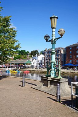 EXETER, UK - 22 AĞUSTOS 2023 - Nehir kıyısı boyunca eski usul sokak lambası, Exe Nehri boyunca East Quay, Exeter, Devon, İngiltere, Avrupa, 22 Ağustos 2023.