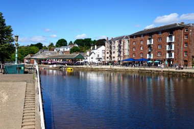 EXETER, UK - 22 Ağustos 2023 - Exe Nehri 'nin karşısındaki East Quay, Exeter, Devon, İngiltere, Avrupa, 22 Ağustos 2023.