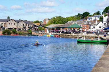 EXETER, UK - 22 AĞUSTOS 2023 - East Bank Quay ile sağda Butts Feribot, Exeter, Devon, İngiltere, Avrupa, 22 Ağustos 2023.