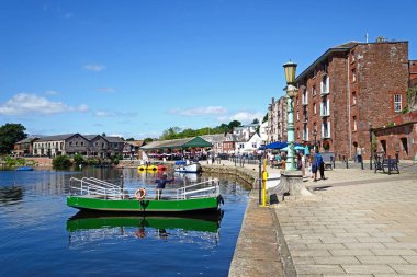 EXETER, UK - 22 AĞUSTOS 2023 - East Bank Quay ve sağdaki restoranlar, Exeter, Devon, UK, Europe, 22 Ağustos 2023.