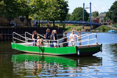 EXETER, UK - 22 AĞUSTOS 2023 - Kıç Feribotu ve Nehir Ekspresi 'nden geriye Cricklepit Askı Köprüsü ile geçen yolcular, Exeter, Devon, İngiltere, Avrupa, 22 Ağustos 2023.