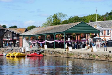 EXETER, UK - 22 AĞUSTOS 2023 - Doğu Rıhtımı boyunca mağazaları ve restoranları bulunan Exeter, Devon, İngiltere, Avrupa, 22 Ağustos 2023.