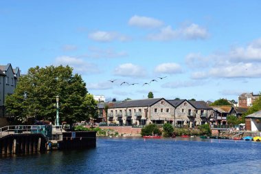 EXETER, UK - 22 AĞUSTOS 2023 - Doğu rıhtım kafeleri ve restoranları ile Exeter, Devon, 22 Ağustos 2023.