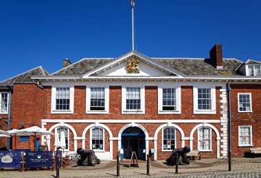 EXETER, UK - 22 AUGust 2023 - Gümrük Evi 'nin (şimdi bir ziyaretçi merkezi) kıyı şeridi boyunca ön görünümü, Exeter, Devon, İngiltere, Avrupa, 22 Ağustos 2023.