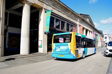 EXETER, UK - 22 Ağustos 2023 - Queen Caddesi boyunca uzanan Guildhall alışveriş merkezi, Exeter, Devon, İngiltere, Avrupa, 22 Ağustos 2023.