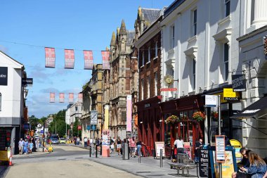 EXETER, UK - 22 AĞUSTOS 2023 Queen Caddesi boyunca Exeter, Devon, İngiltere, Avrupa, 22 Ağustos 2023.
