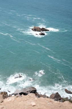Denizde kaya oluşumları