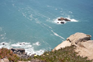 Okyanus dalgaları ve kayalar