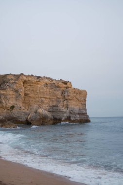 Güzel kayalıklarla ve okyanus